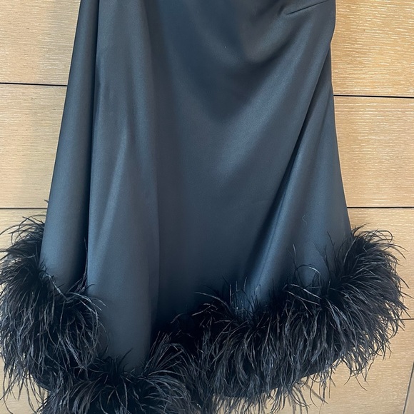 Taller Marmo
Piccolo Ubud feather-trim one-shoulder dress.
Lost the tag - Picture 8 of 8